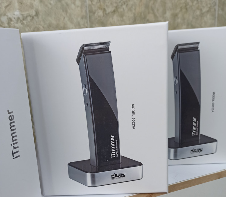 ماشین اصلاح سر و صورت دی اس پی مدل 90023A جنس تیغه: استیل ضد زنگ منبع تغذیه: باتری قابل شارژ ولتاژ برق: 220 تا 240 ولت قابلیت اصلاح با شماره ی صفر: دارد خط زن: دارد